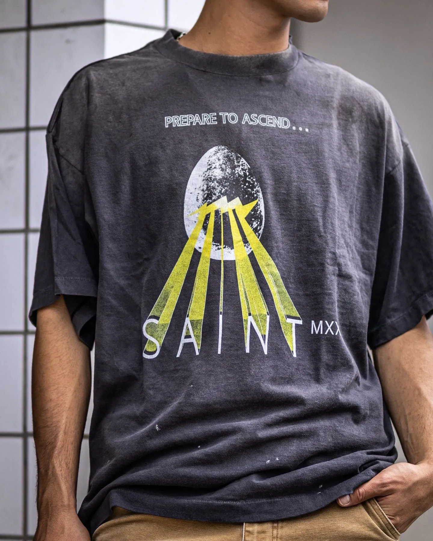 SAINT Mxxxxxx EGG SS TEE/BLK Broken egg shell/SAINT LOGO projection distressed retro short-sleeves Washed black S-XL Correct version Customized co-branded main mark/washed mark/cherub mark Tubular fabric Garment dyeing Rewashing water fading Destroying graffiti Simulating natural distressed effect Top-notch printing technology Washing treatment